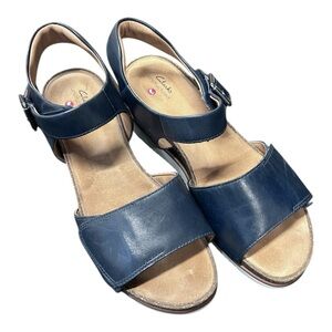 Clarks Un Lizby Platform Sandal
CLARKS® size 11 Dark navy